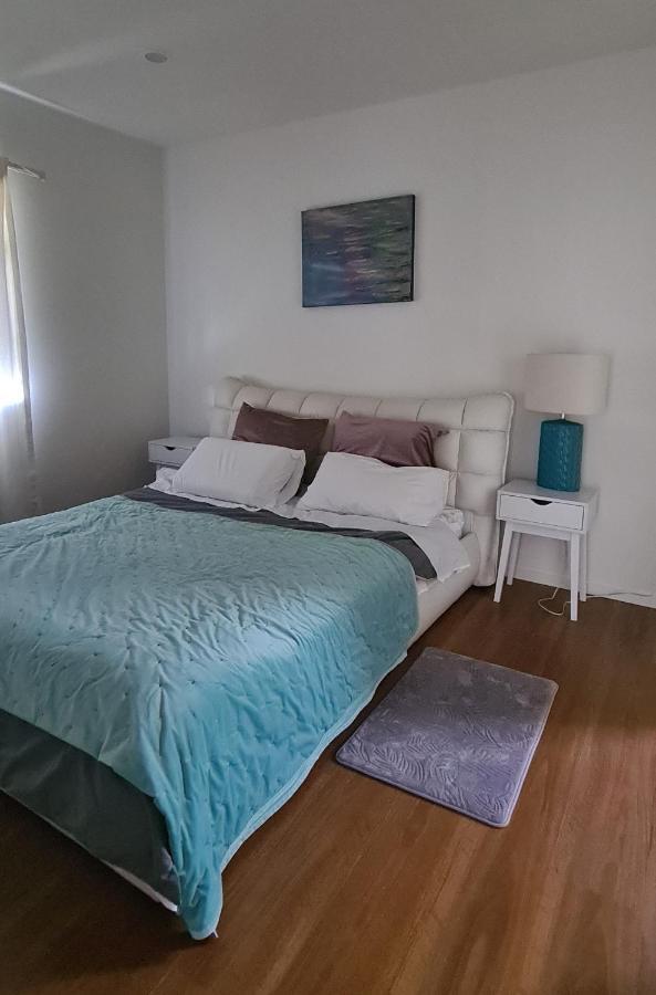 This Fabulous, Single-Level 3 Plus 1 Small Room With Folding Sofa Home Auckland Esterno foto