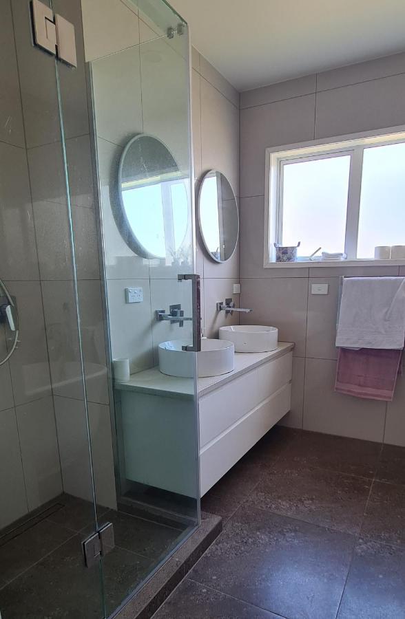 This Fabulous, Single-Level 3 Plus 1 Small Room With Folding Sofa Home Auckland Esterno foto
