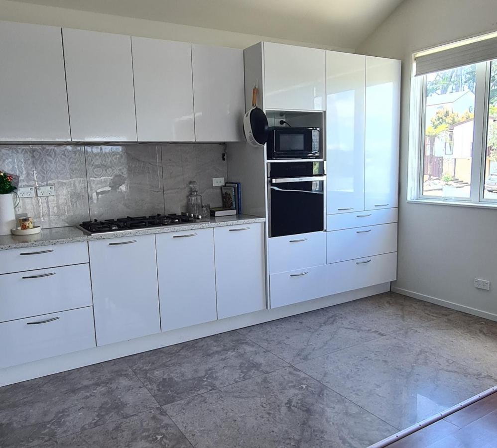 This Fabulous, Single-Level 3 Plus 1 Small Room With Folding Sofa Home Auckland Esterno foto